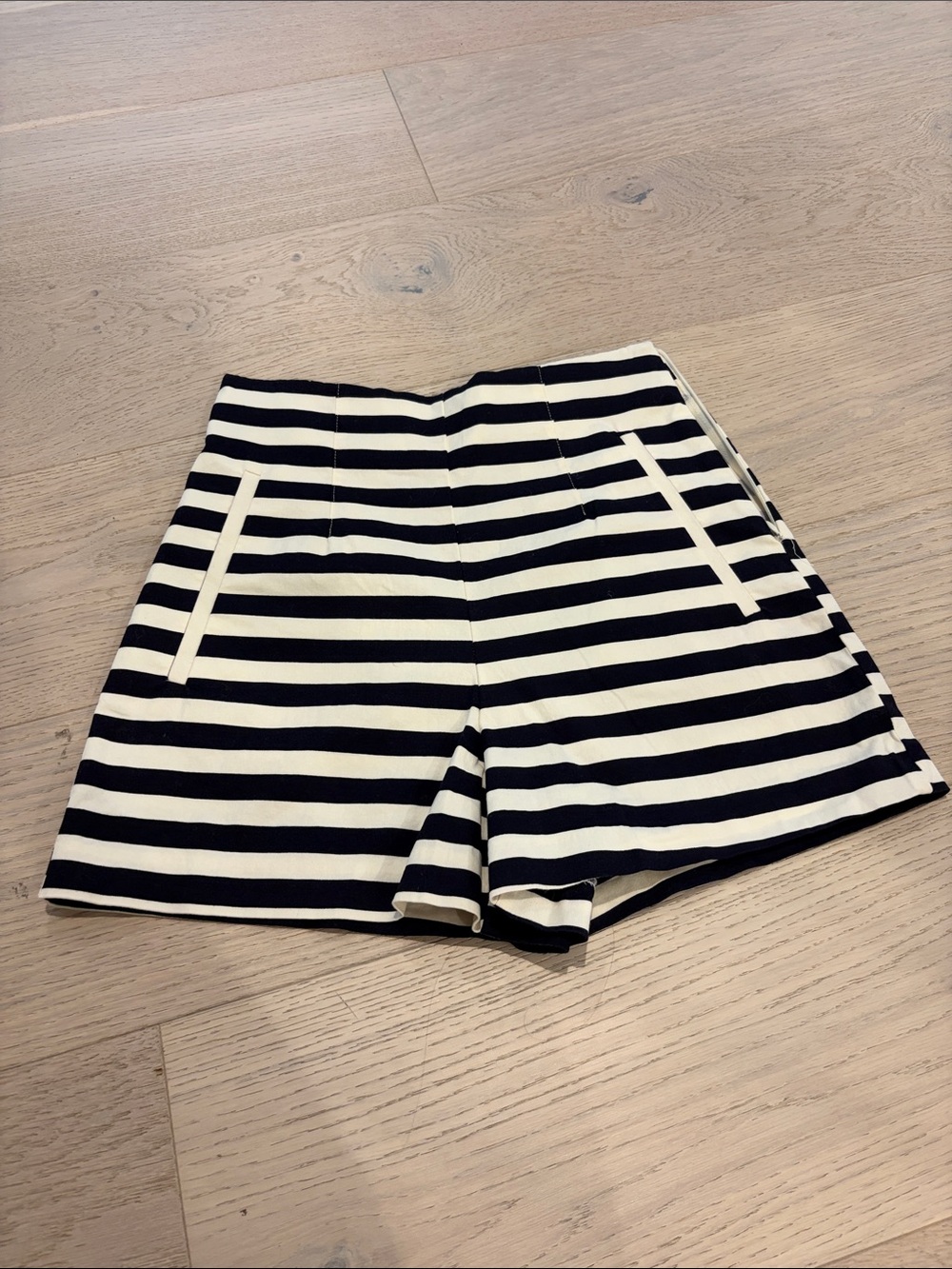 Zara Striped Dark Navy and White Women’s High-Rise Shorts size Small